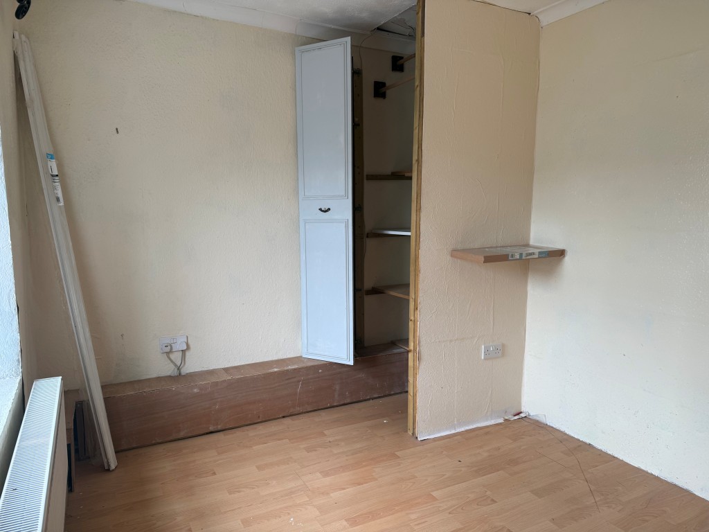 Lot: 38 - TWO-BEDROOM TERRACED COTTAGE FOR UPDATING WITH PARKING - Second bedroom